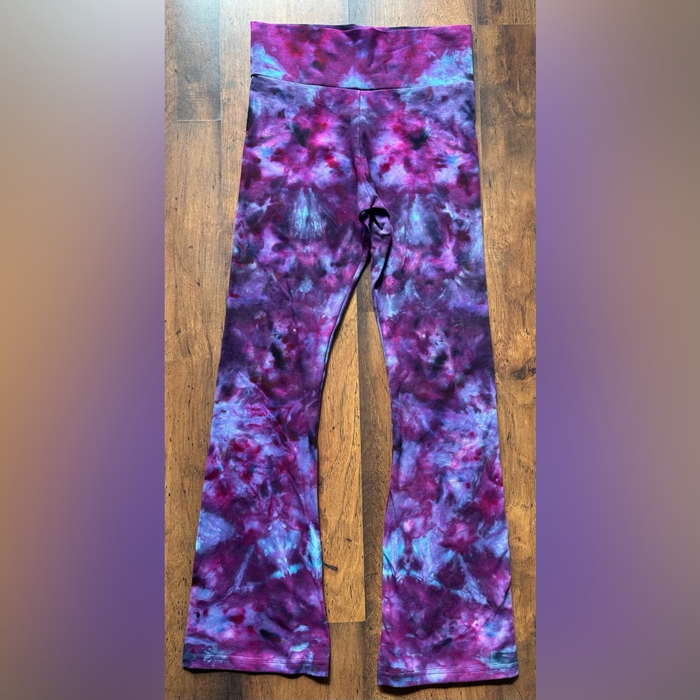 Sunjunki Tie Dye Flare Leggings – Size M/L